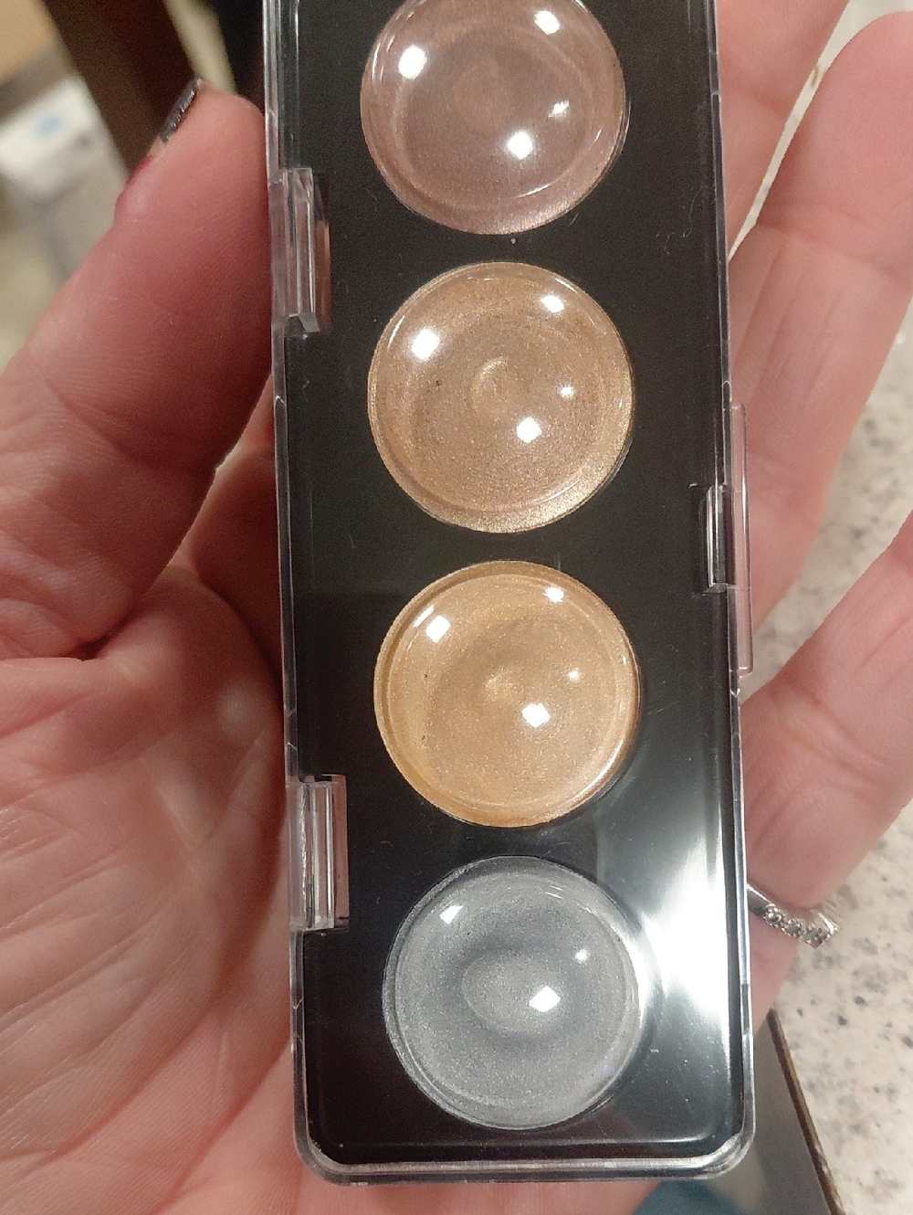wet n wild Brown & Gold Makeup Set with Natural Lashes - Picture 2 of 12